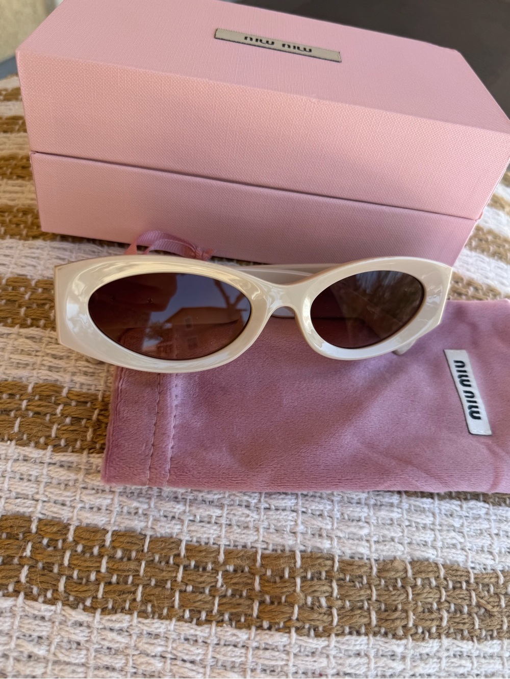 White Oval Retro Cat-Eye Sunglasses with Gradient Lenses - Picture 4 of 8